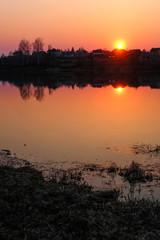 Obraz premium Landscape with the image of spring lake at sunset