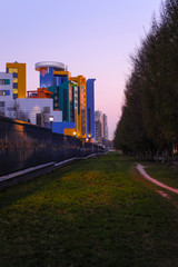 Fototapeta premium Moskwa, Rosja - 21 kwietnia 2019 r .: Dzielnica mieszkaniowa w Moskwie