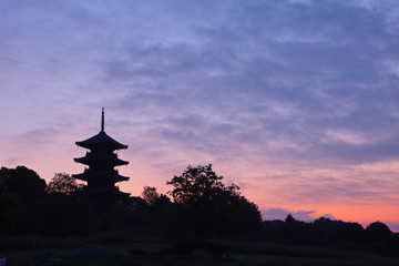 Obraz premium Poranna poświata świątyni Bi Chugoku Bunji