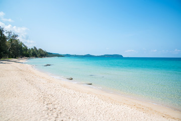 Fototapeta na wymiar tropical beach and sea with blue sky, vacation concept 