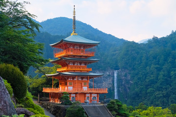 和歌山 熊野那智大社 三重塔と那智の滝