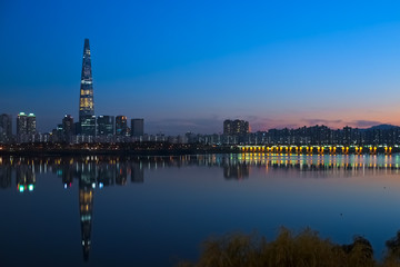 Obraz premium 韓国ソウル 漢江 第2ロッテワールドタワー 夕景