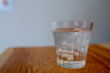 コップに入った水