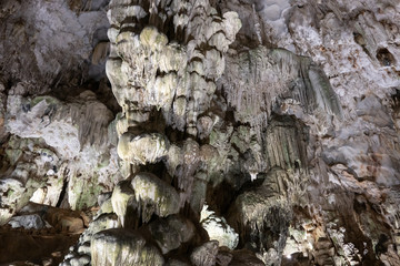 ティエンクン鍾乳洞　ハロン湾　ベトナム