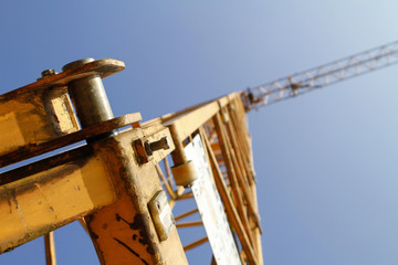 Kran von unten vor blauem Himmel, Makro auf eine Schraube