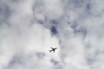 Flugzeug fliegt vor wolkigem Himmel in der Luft