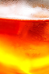 kühler Aperol-spritz im Glas, makro mit Wassertropfen