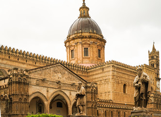 Fototapeta na wymiar Kathedrale Maria Santissima Assunta - Palermo
