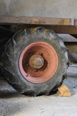 Fotografía a una rueda del remolque de un tractor 