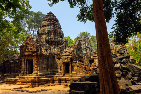 Gopura entrance doorway and tower at the 12th century Ta Som temple in ancient Angkor, Ta Som, Angkor, Siem Reap, Cambodia