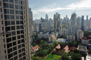Fototapeta na wymiar タイ　バンコク　猛暑　ビル　都会のビル　強烈な太陽　逆光　オフィス　暑すぎる夏　照りつける　ビル群　ビルディング　都市　シティー　