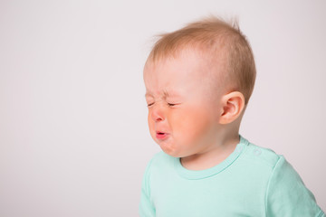 Naklejka premium baby boy 6 months crying on white background 