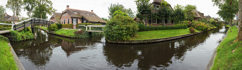Fototapeta na wymiar Idyllic panorama of canals and gardens in Giethoorn