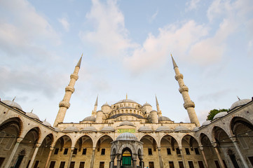 Fototapeta na wymiar View of the Blue Mosque (Sultanahmet Camii) in Istanbul, Turkey.