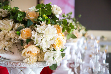 A weding arrangement with beautifoul colorful flowers.