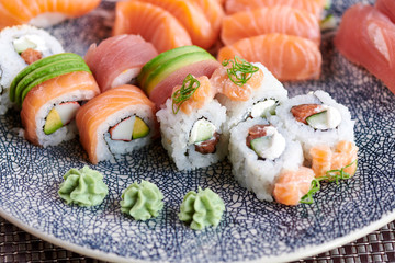 Sushi gemischter Mix Teller mit verschiedenen Sushi Arten 