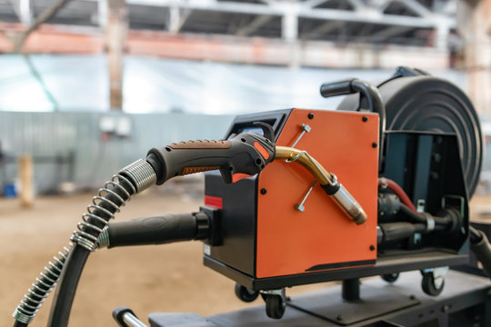 device for semi-automatic welding in the environment of protective gases