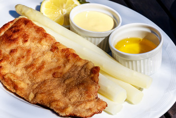 Veal escalope with fresh asparagus, hollandaise sauce and liquid butter