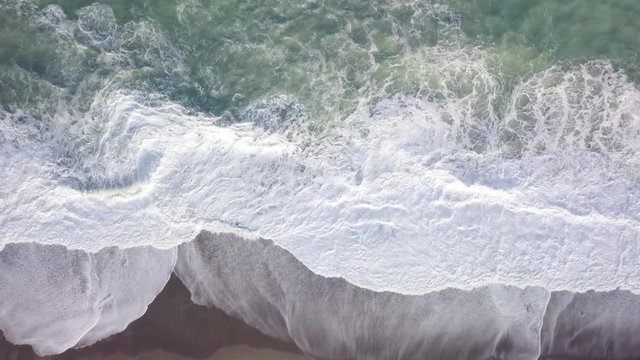 Mare molto mosso con raffiche di vento e onde alte visto dal drone.