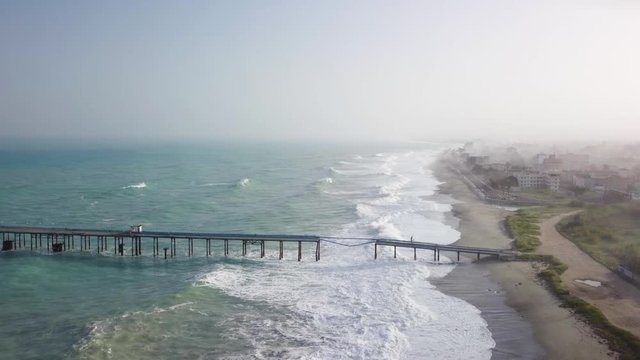 Surriscaldamento globale, mare in tempesta distrugge e fa collassare un pontile costruito sulla costa.