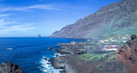 Las Puntas im El Golfo Tal mit dem kleinen Hotel Punta Grande und Blick auf die Felsen Roques de Salmor auf El Hierro, Kanarische Inseln
