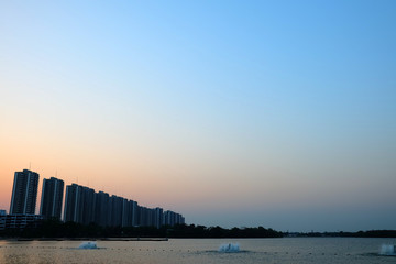 Obraz premium Scenery of Sunset Cityscape at MuangThong Thani Lake Nonthaburi, Thailand.