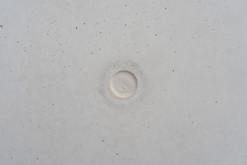 Un rond dans un mur en béton