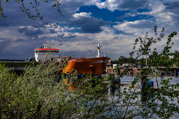 Frachtschiff auf dem Nord-Ostsee-Kanal bei Kiel