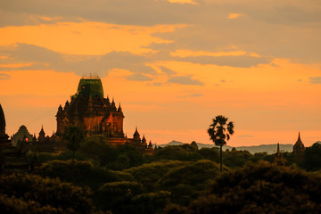 Obraz premium Beautiful morning ancient temples and pagoda in the Archaeological Zone, landmark and popular for tourist attractions and destination in Bagan, Myanmar. Asia Travel concept