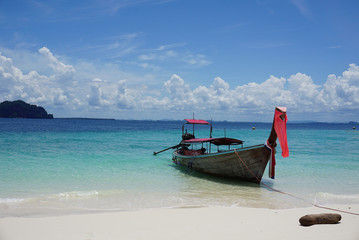 Fototapeta na wymiar Longboat on the beach in Thailand Krabi with crystal clear water and white sand paradise isolation