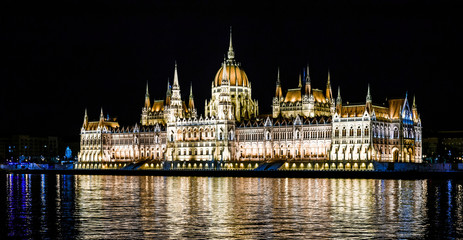 Obraz premium Night shot of The Hungarian Parliament Building on the bank of the Danube in Budapest