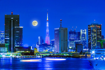 満月の東京湾
