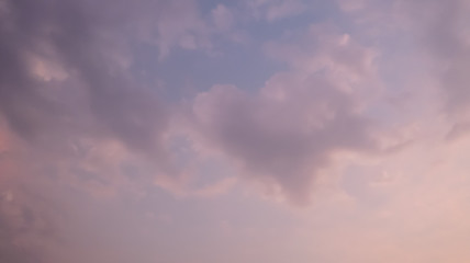 Obraz premium Chmury i zachód słońca błękitne niebo, abstrakcyjne tło.