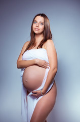 Happy pregnant woman en studio