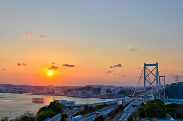 Fototapeta premium 夕焼けに映える関門橋