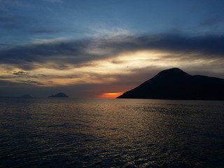 isola di salina vista dal mare al tramonto