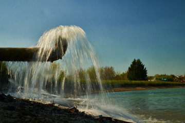 L'eau s'écoule et forme un rideau