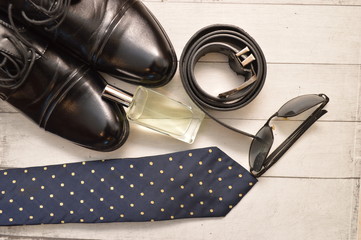 abbigliamento moda uomo scarpe cravatta profumo cintura occhiali da sole