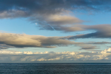Wolken über dem Meer in Howth Irland