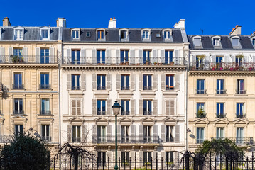 Fototapeta na wymiar Paris, beautiful building, typical parisian facade 