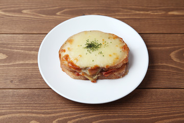 お皿にのせた クロックムッシュ サンドウィッチ パン テーブル