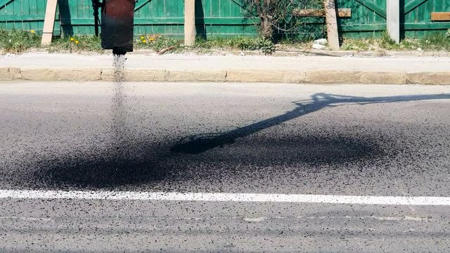Automatic supply of hot asphalt for repair of pits on the road