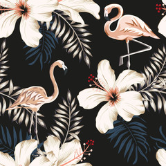 Flamingo, palmbladeren, witte hibiscus bloemen, zwarte achtergrond. Vector naadloze bloemmotief. Tropische illustratie. Exotische planten en vogels. Zomer strand ontwerp. Paradijs natuur