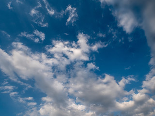 Obraz premium Z chmurami na niebieskim niebie. Chmury na niebieskim niebie. Wzór chmury.