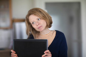 Junge Frau mit Laptop verärgert