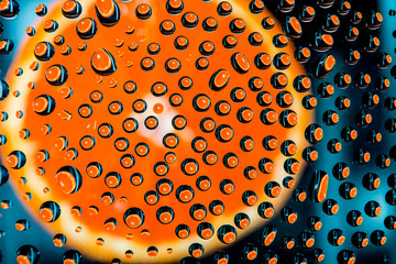 Naranja reflejada en gotas de gua