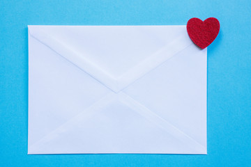 Briefumschlag mit rotem Herz wie bei Mail Eingang