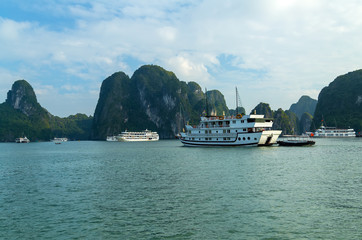 Naklejka premium Halong Bay Tour Cruise Discover Rocky islands spectacular limestone, northern Vietnam