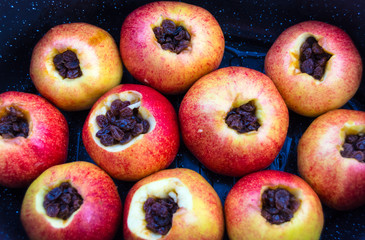 8 Bratäpfel in roter Schale