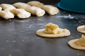 Knödel mit Kartoffeln auf grauem hintergrund und Mehl